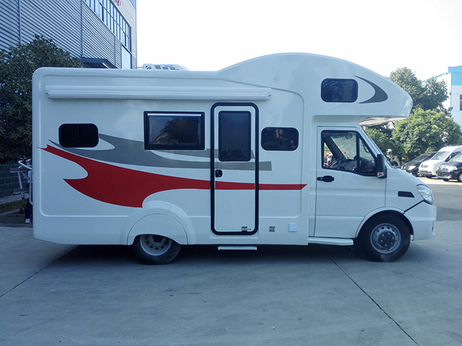 依維柯新寶迪C型房車(chē)時(shí)尚版