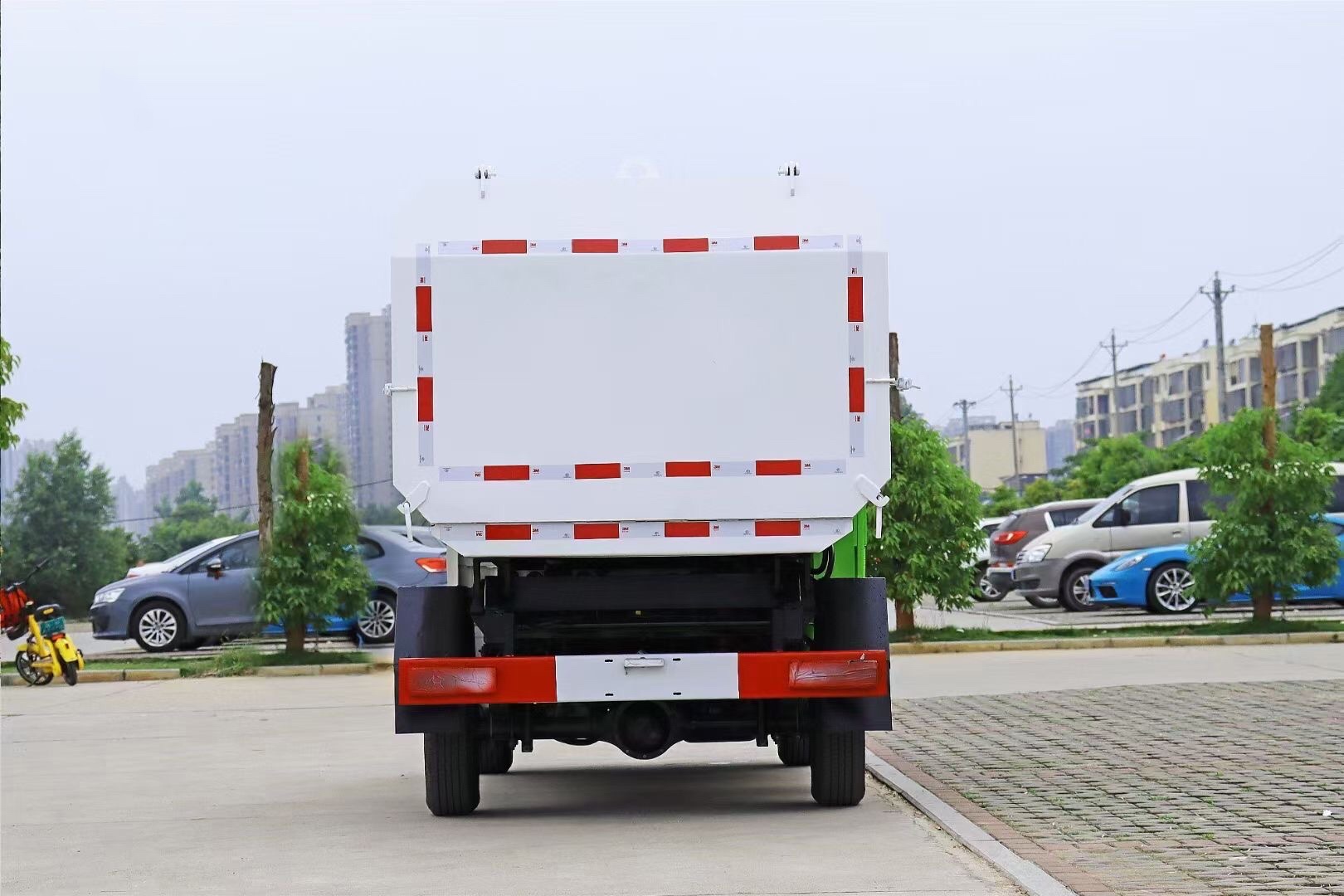 國(guó)六福田祥菱4方藍(lán)牌掛桶垃圾車(chē)