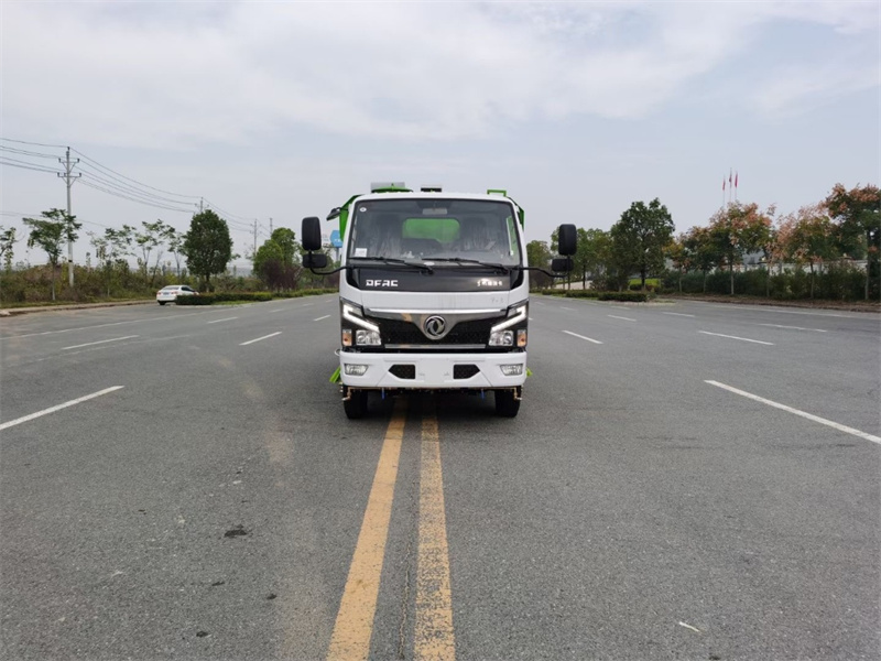 東風(fēng)多利卡3308軸距洗掃車(chē)