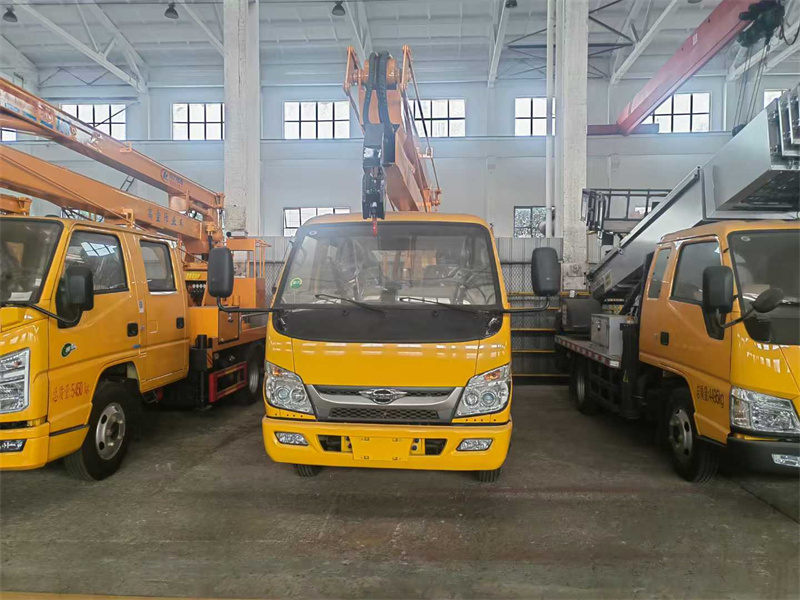 國六福田雙排13.5米折臂高空作業(yè)車